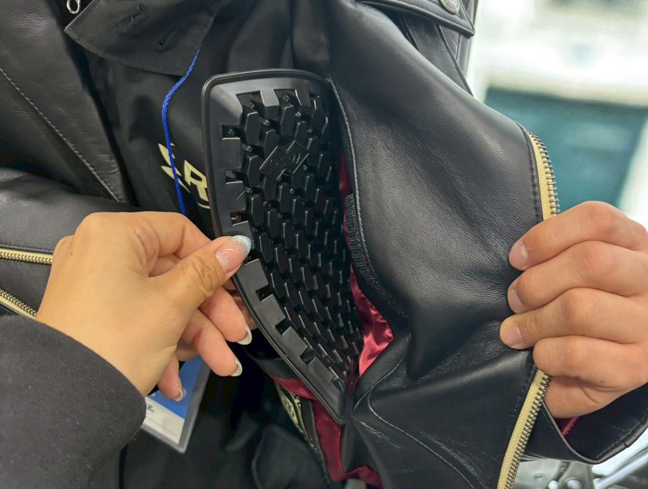 画像: ▲肘・肩・胸にはプロテクターを標準で装備。