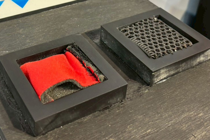 画像: ▲左が一般的なヘルメットの内装で、右が3Dプリンターを用いて制作された「3Dエアーテック」。見るからに通気性が良さそうです。