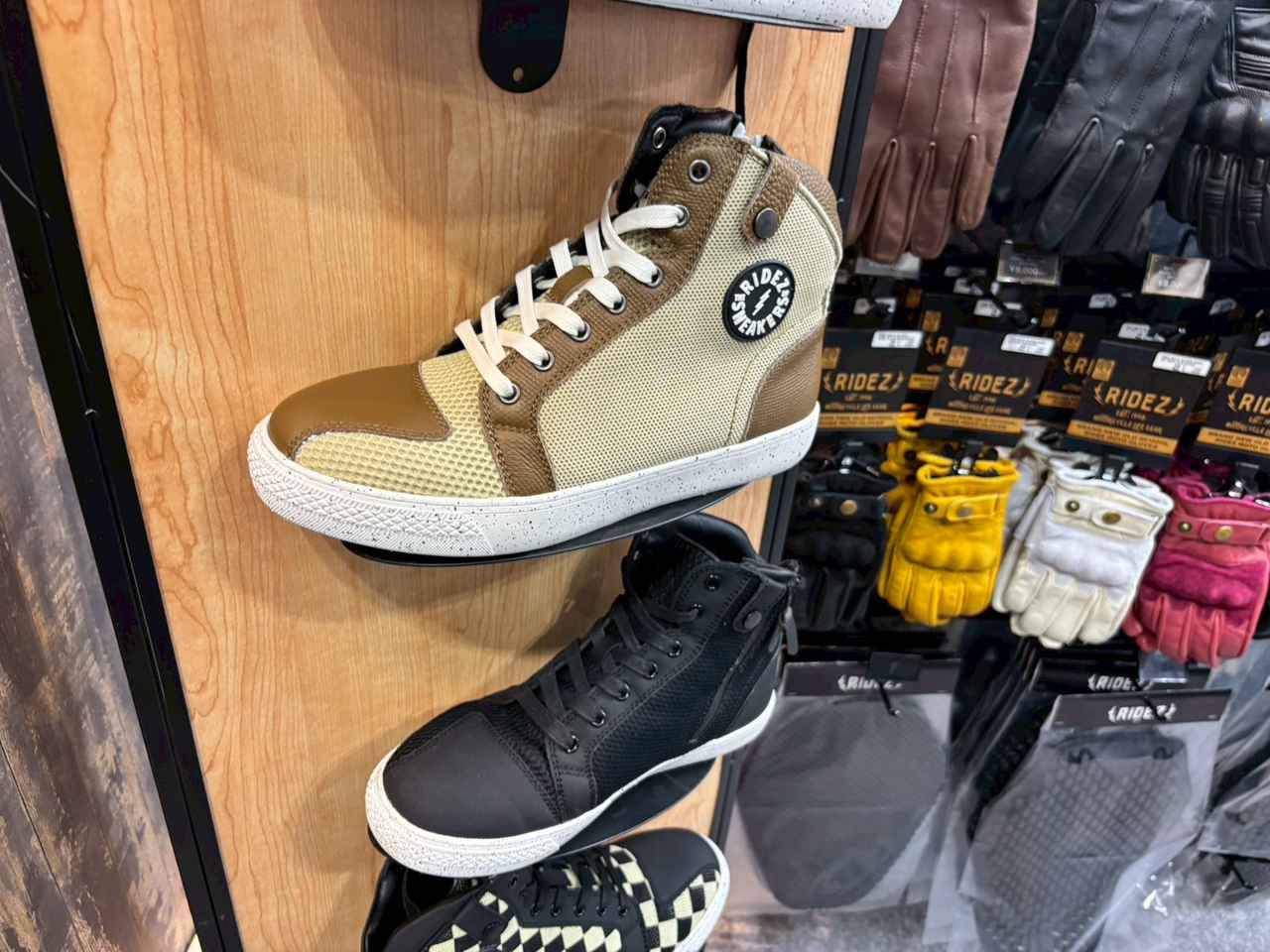 画像2: 1着で2つの表情が楽しめる!? しなやかで動きやすいRIDEZの新作レザージャケットがおすすめな理由を聞いてみた【大阪モーターサイクルショー2026】