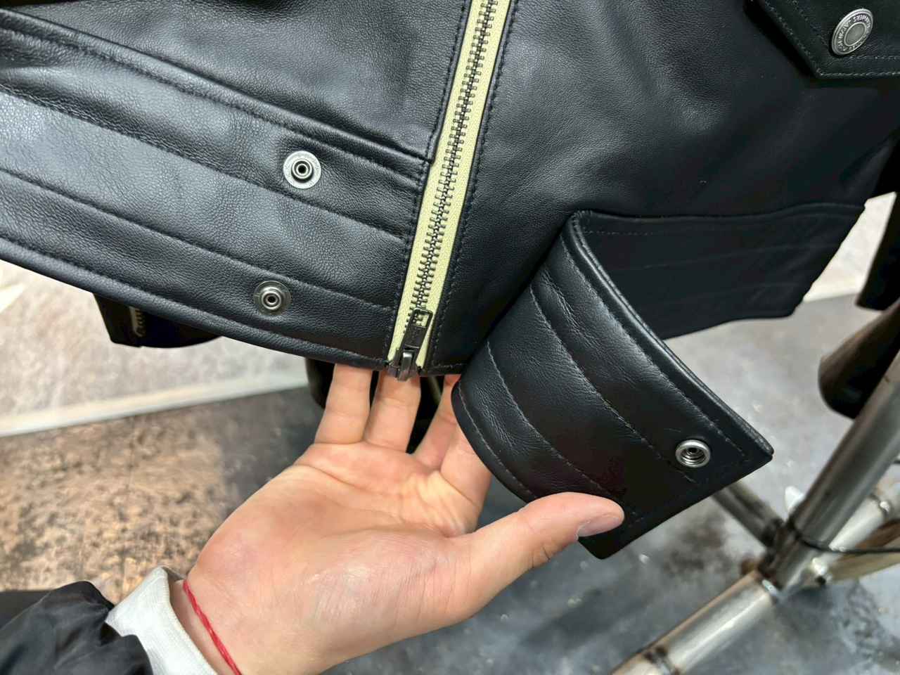 画像: ▲チャックのバタつき防止用フラップ。