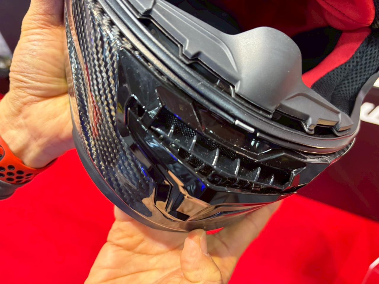 画像2: ▲マウスシャッターや頭部の大型ベンチレーションは、オープン、クローズ、ハーフオープンと3段階で調整できます。