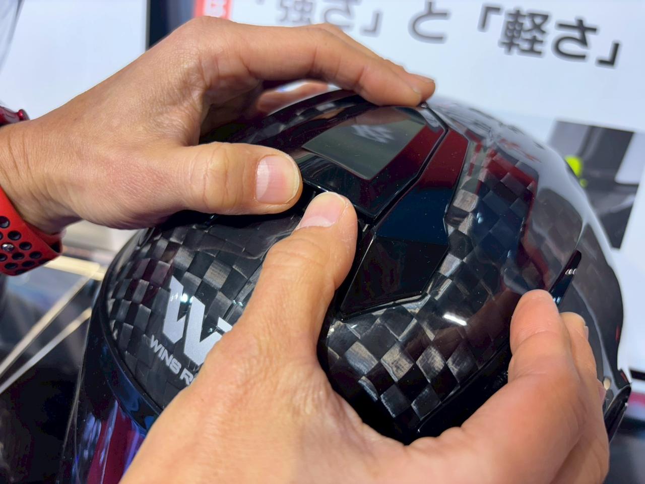 画像1: ▲マウスシャッターや頭部の大型ベンチレーションは、オープン、クローズ、ハーフオープンと3段階で調整できます。