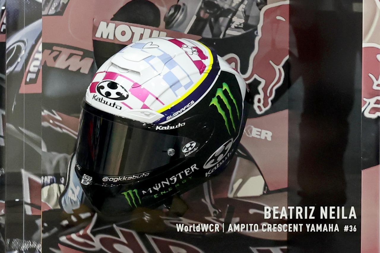 画像: ▲BEATRIZ NEILA 選手のレプリカヘルメット。