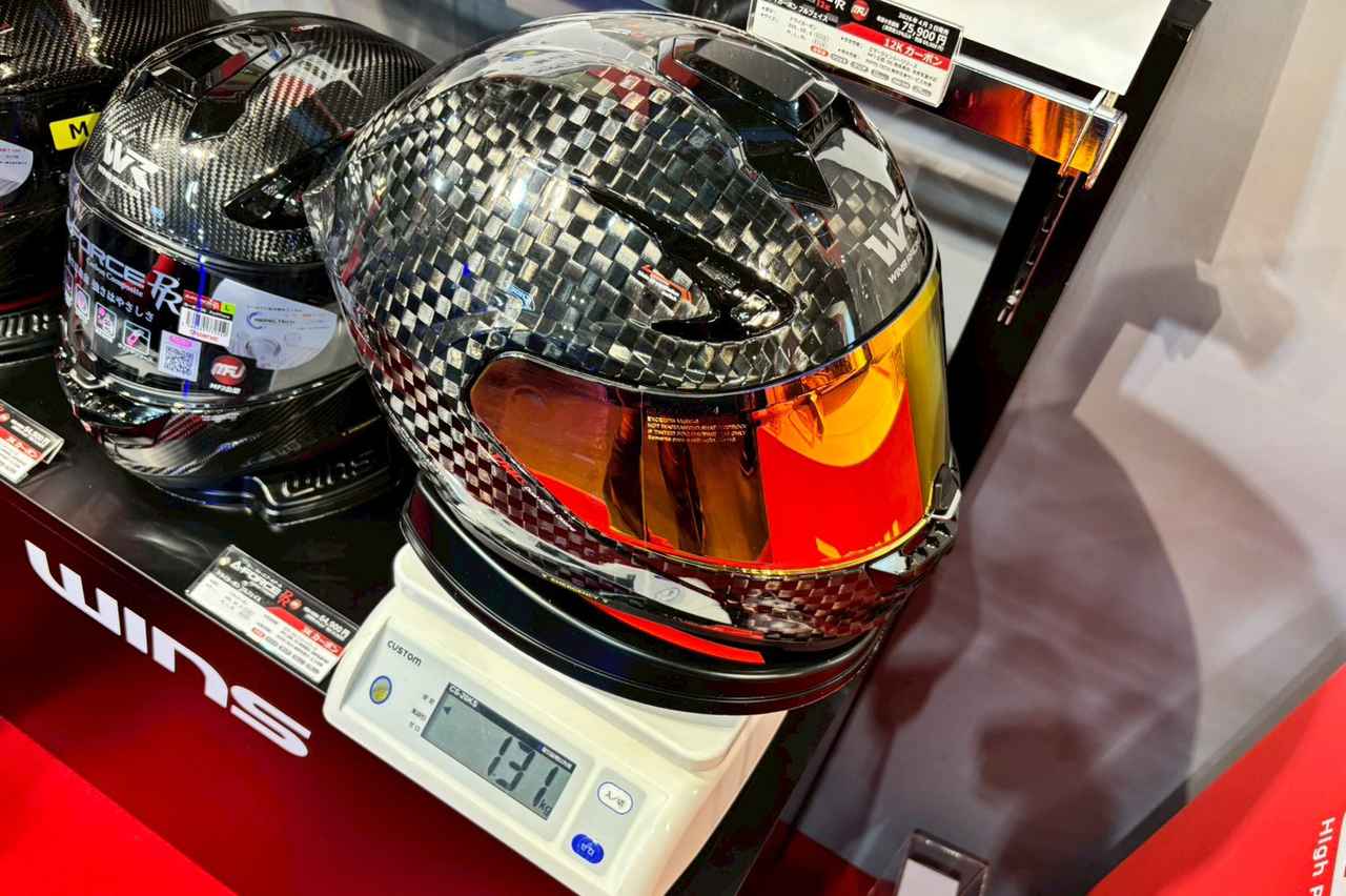 画像: ▲先に紹介した「A-FORCE RR 12Kカーボン」。最も大きいサイズのXLで重さは1310gと、一般的なフルフェイスヘルメットと比べて約150g以上は軽量となっています。