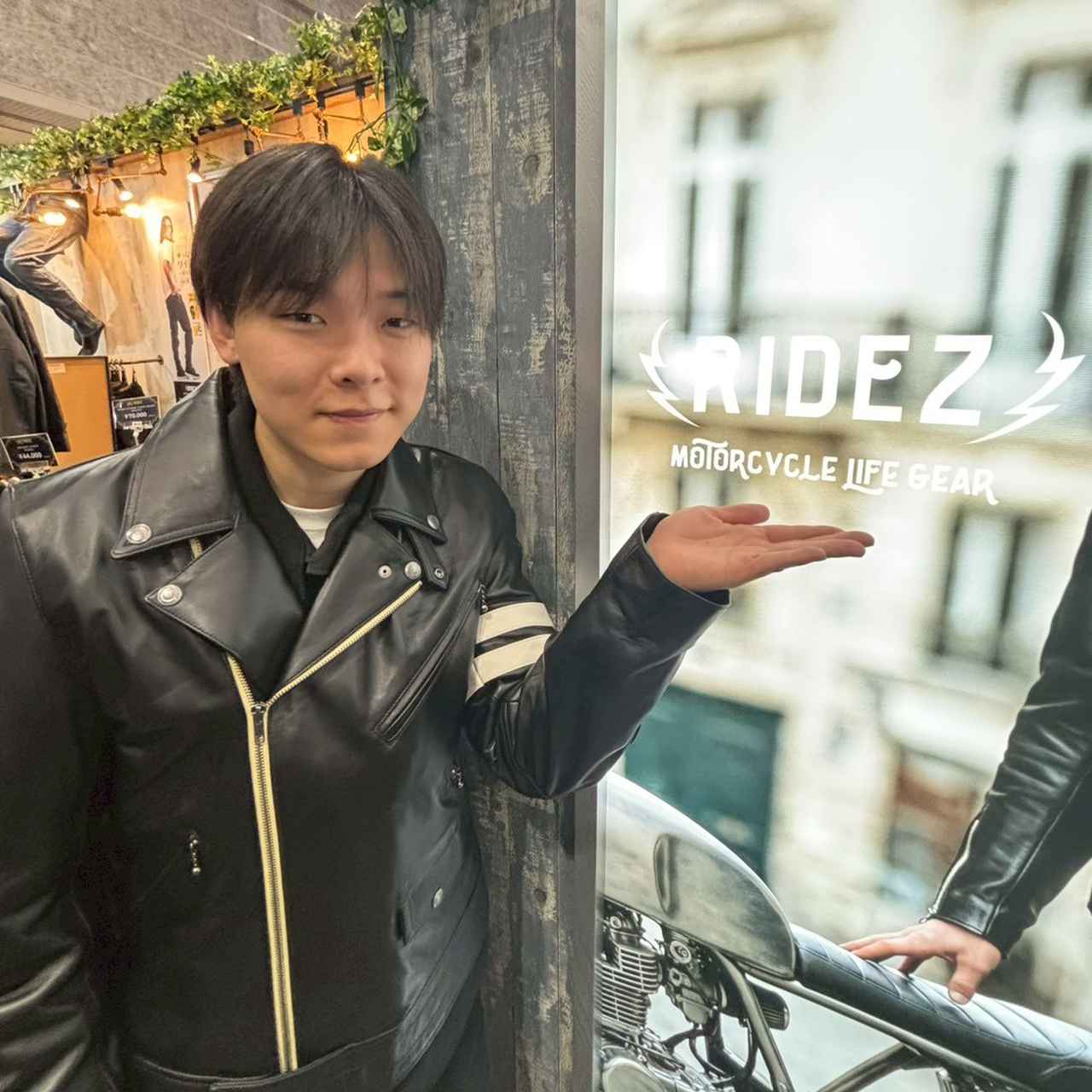 画像: ▲RIDEZ スタッフの深田さん/モーターサイクルショーに初参加という彼、「取材なんて緊張します~」と言いつつも、しっかり丁寧に製品について説明をしてくださいました。ちなみに愛車はスズキ・ST250だそうです。