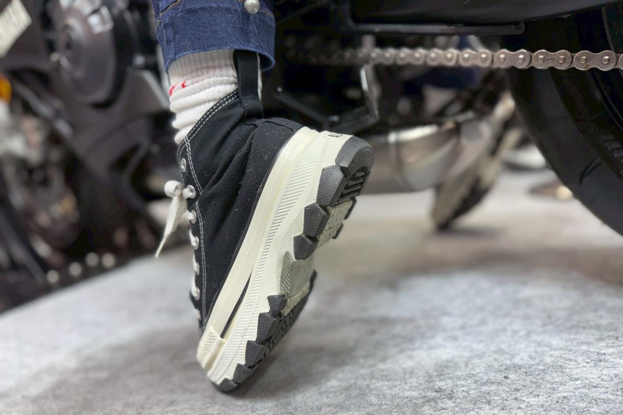 画像12: せんちゃん（161cm）＆えまちゃん（157cm）足つきレポート｜最新モデル15機種をオートバイ女子部の2人が片っ端から跨っていく【大阪モーターサイクルショー2026】