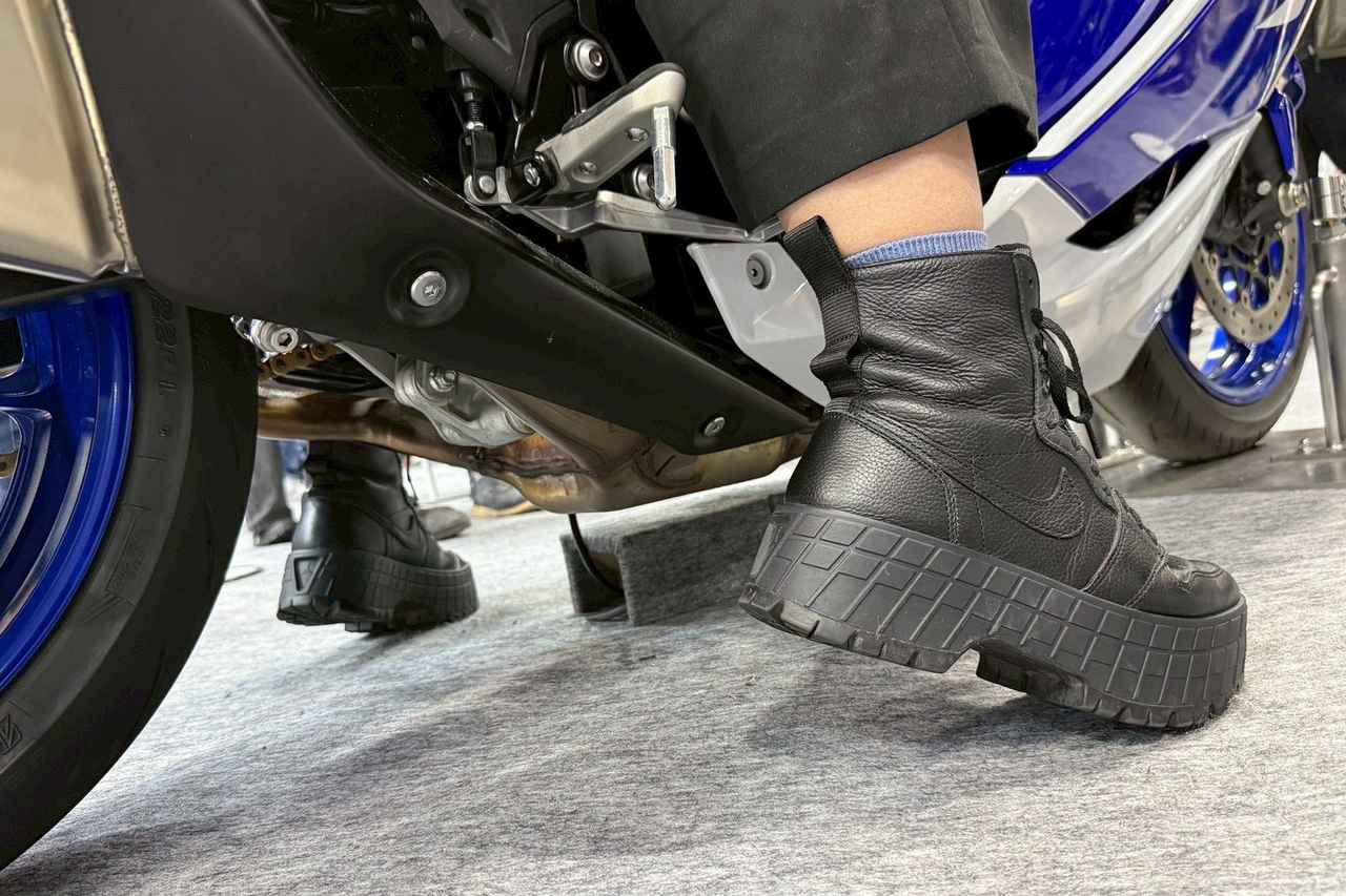 画像18: せんちゃん（161cm）＆えまちゃん（157cm）足つきレポート｜最新モデル15機種をオートバイ女子部の2人が片っ端から跨っていく【大阪モーターサイクルショー2026】