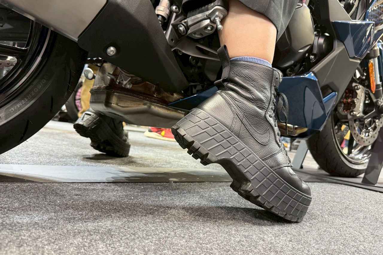 画像28: せんちゃん（161cm）＆えまちゃん（157cm）足つきレポート｜最新モデル15機種をオートバイ女子部の2人が片っ端から跨っていく【大阪モーターサイクルショー2026】