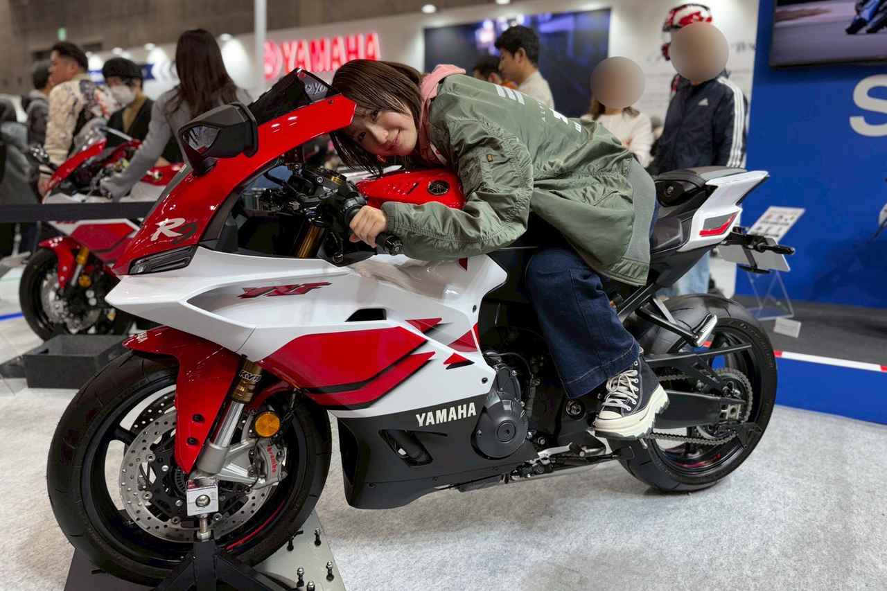 画像11: せんちゃん（161cm）＆えまちゃん（157cm）足つきレポート｜最新モデル15機種をオートバイ女子部の2人が片っ端から跨っていく【大阪モーターサイクルショー2026】