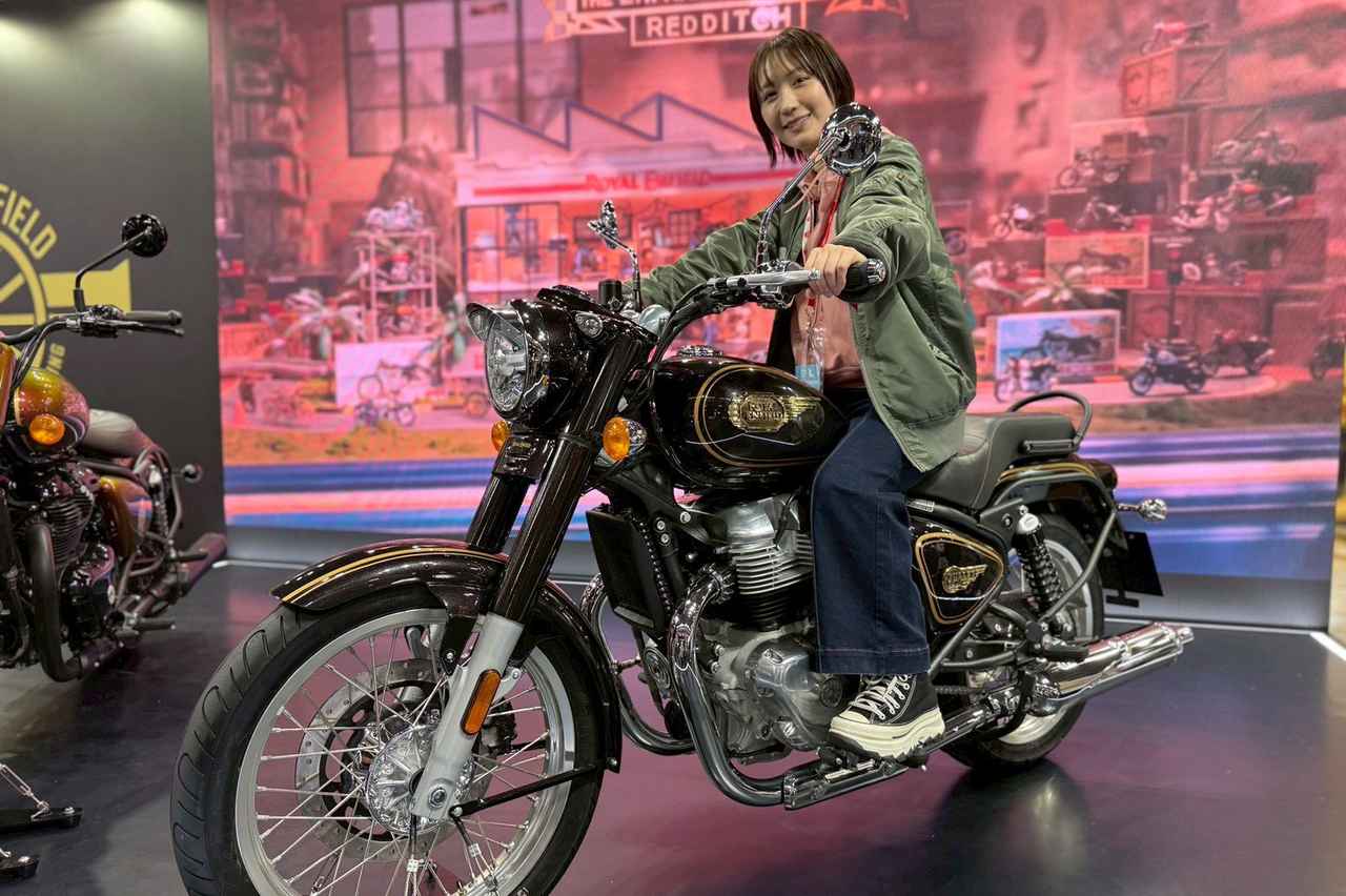 画像31: せんちゃん（161cm）＆えまちゃん（157cm）足つきレポート｜最新モデル15機種をオートバイ女子部の2人が片っ端から跨っていく【大阪モーターサイクルショー2026】