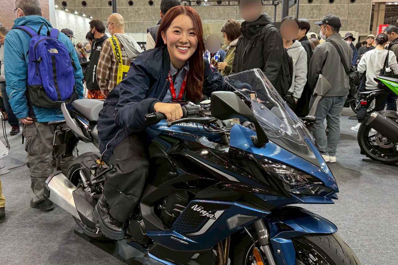 画像27: せんちゃん（161cm）＆えまちゃん（157cm）足つきレポート｜最新モデル15機種をオートバイ女子部の2人が片っ端から跨っていく【大阪モーターサイクルショー2026】