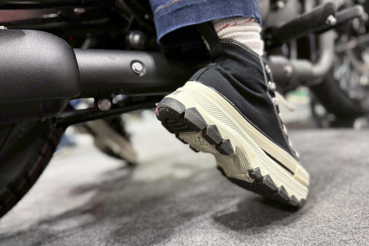 画像30: せんちゃん（161cm）＆えまちゃん（157cm）足つきレポート｜最新モデル15機種をオートバイ女子部の2人が片っ端から跨っていく【大阪モーターサイクルショー2026】