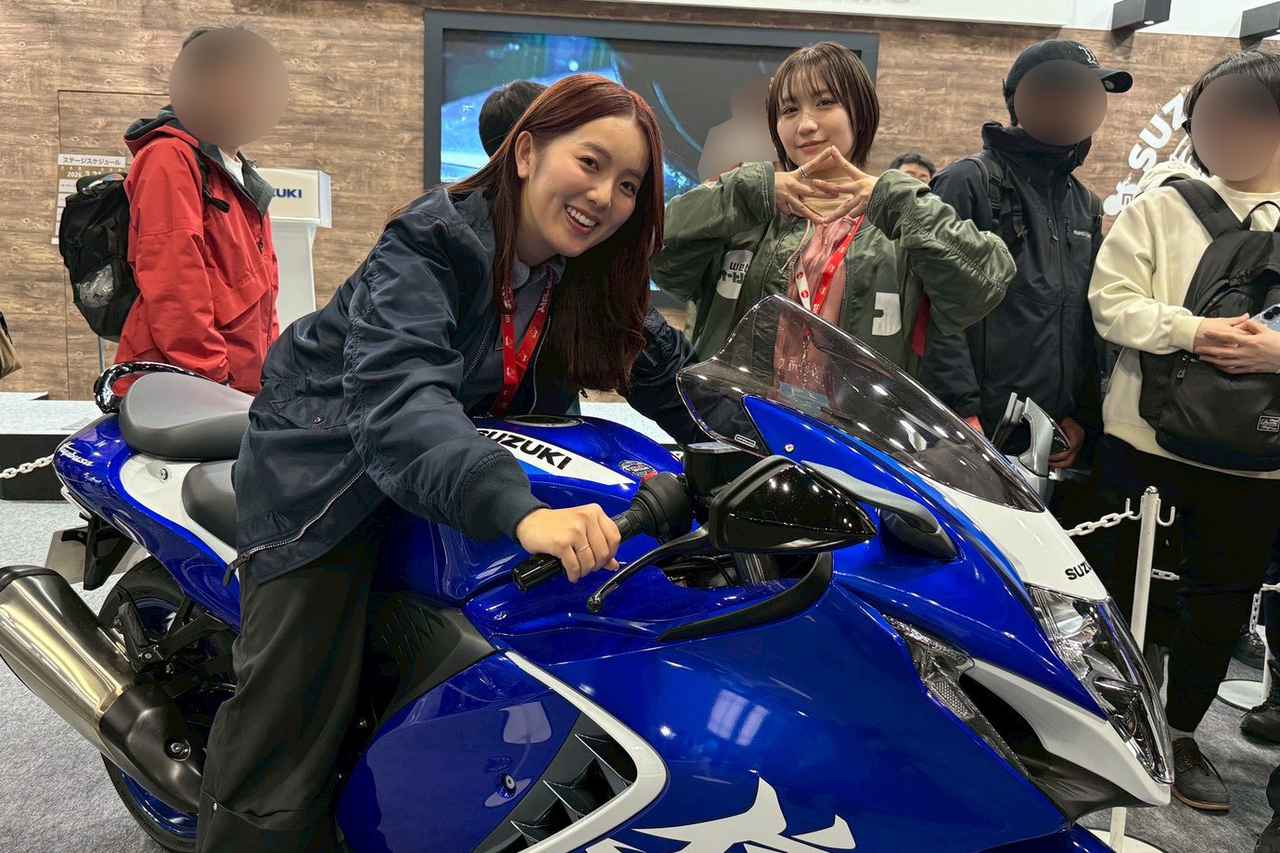 画像17: せんちゃん（161cm）＆えまちゃん（157cm）足つきレポート｜最新モデル15機種をオートバイ女子部の2人が片っ端から跨っていく【大阪モーターサイクルショー2026】