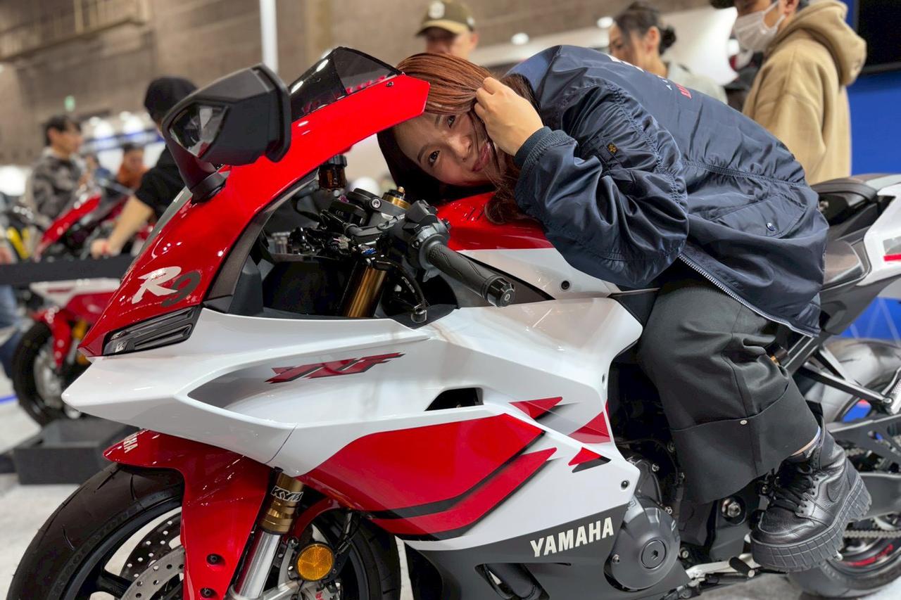 画像9: せんちゃん（161cm）＆えまちゃん（157cm）足つきレポート｜最新モデル15機種をオートバイ女子部の2人が片っ端から跨っていく【大阪モーターサイクルショー2026】