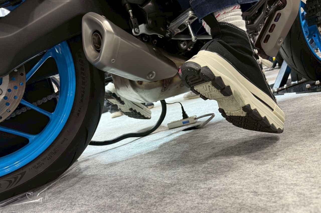 画像14: せんちゃん（161cm）＆えまちゃん（157cm）足つきレポート｜最新モデル15機種をオートバイ女子部の2人が片っ端から跨っていく【大阪モーターサイクルショー2026】