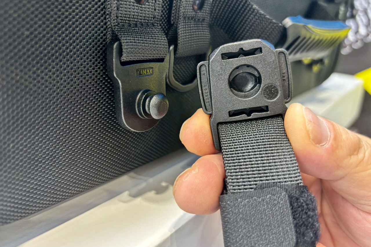 画像2: ▲斜めになってもねじれない秘密はバックルの形状。YKK製のPFバックルを採用しているので、ワンタッチでしっかり取り付け、耐久性も高いのです。