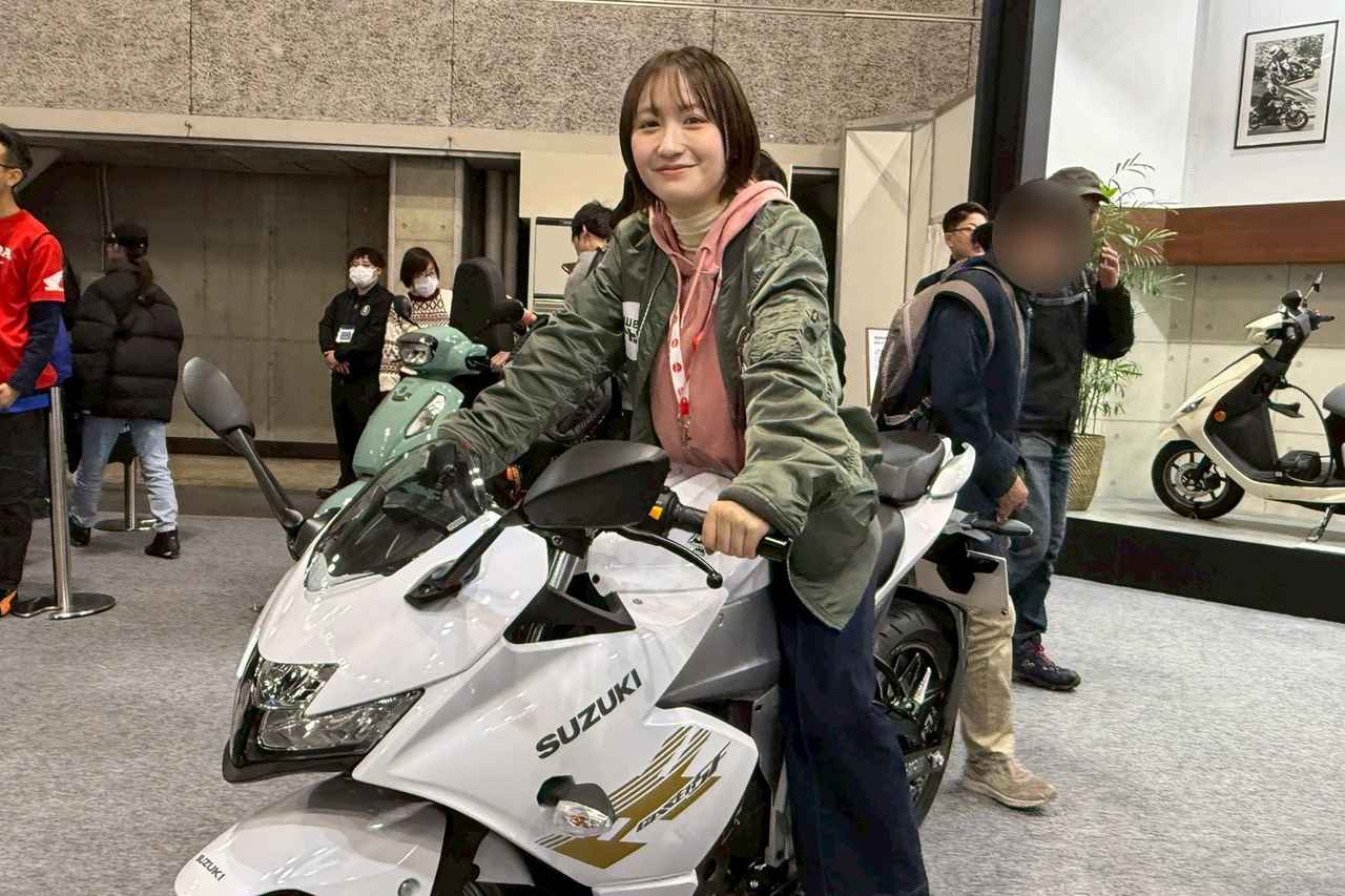 画像23: せんちゃん（161cm）＆えまちゃん（157cm）足つきレポート｜最新モデル15機種をオートバイ女子部の2人が片っ端から跨っていく【大阪モーターサイクルショー2026】