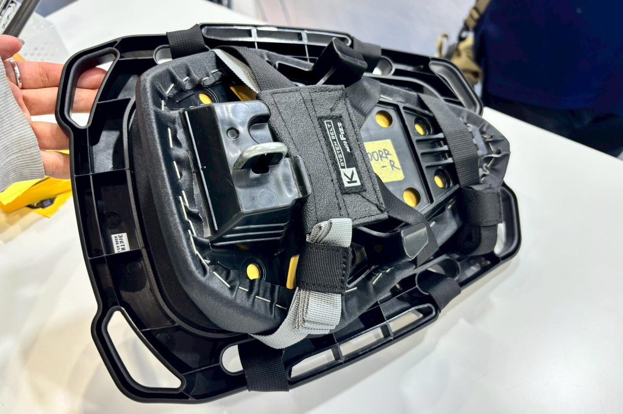 画像2: ▲シートが小さいフルカウルスポーツ系のモデルにバッグを装着可能なベースも新登場。こちらもシートバッグと同タイプのバックルを使用しています。