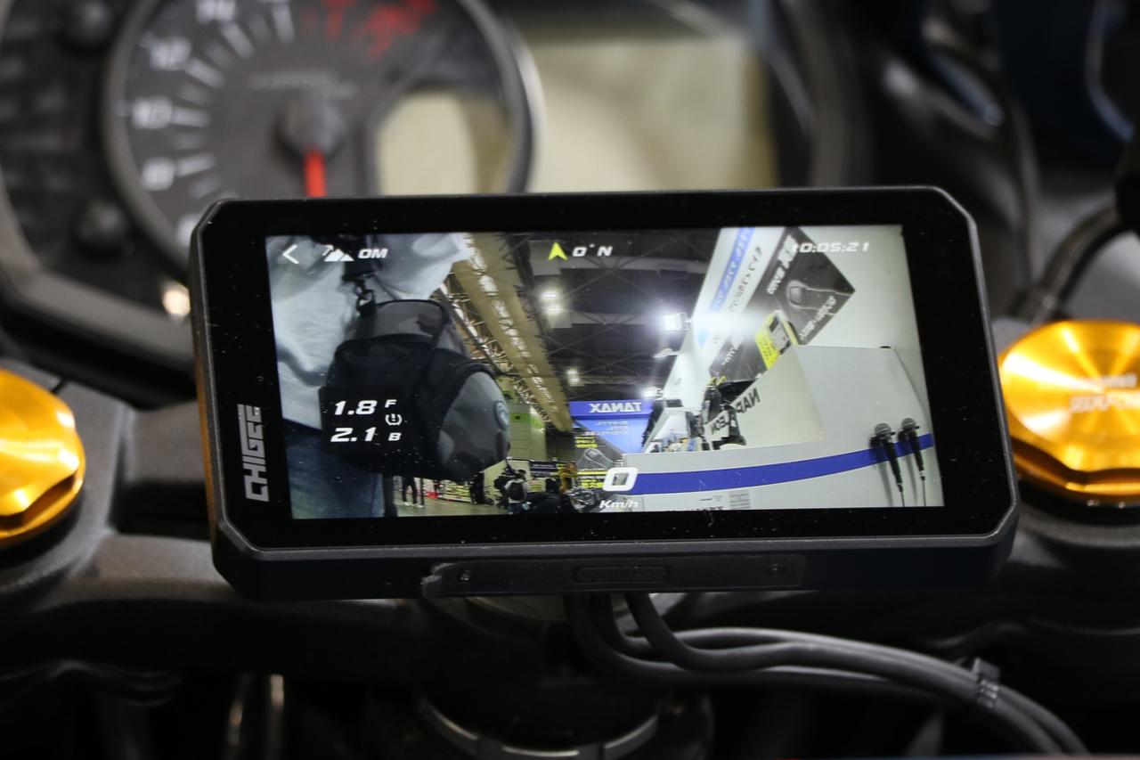 画像: ▲モニターに後方カメラの映像を常時映し出すことも可能で、デジタルインナーミラーのように後方確認が格段にラクになります。