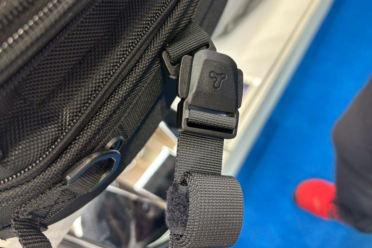 画像1: ▲斜めになってもねじれない秘密はバックルの形状。YKK製のPFバックルを採用しているので、ワンタッチでしっかり取り付け、耐久性も高いのです。