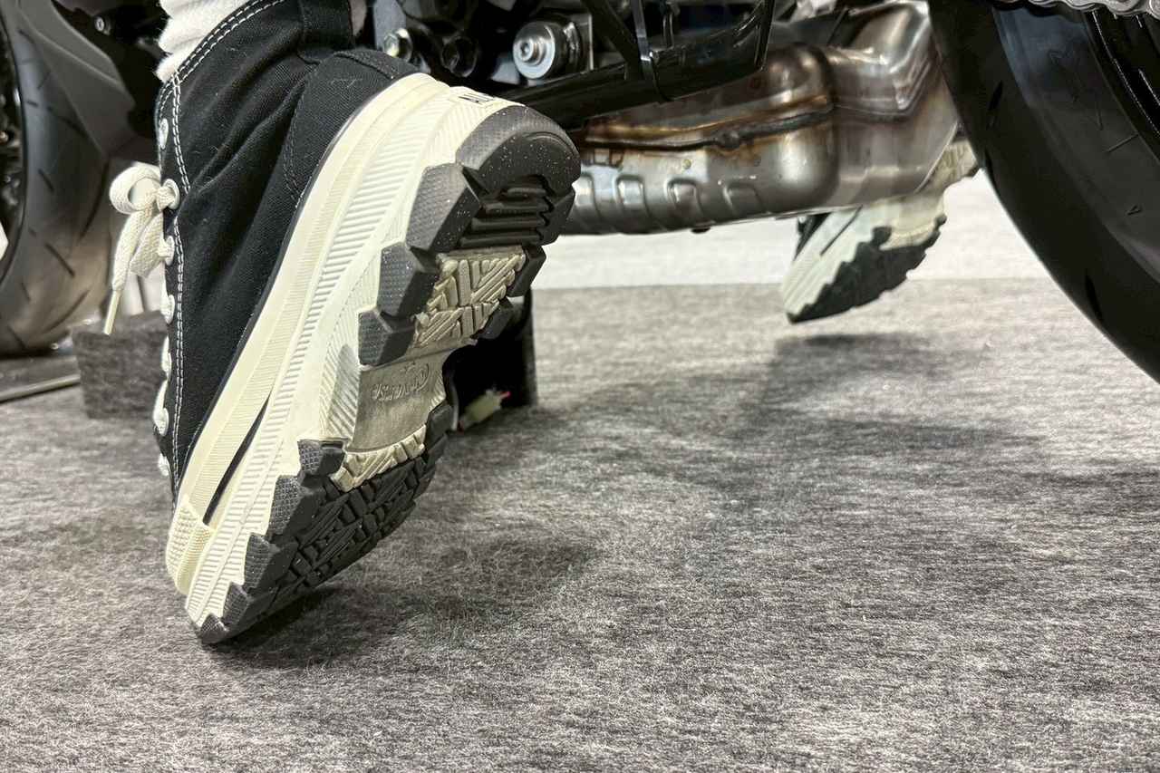 画像20: せんちゃん（161cm）＆えまちゃん（157cm）足つきレポート｜最新モデル15機種をオートバイ女子部の2人が片っ端から跨っていく【大阪モーターサイクルショー2026】