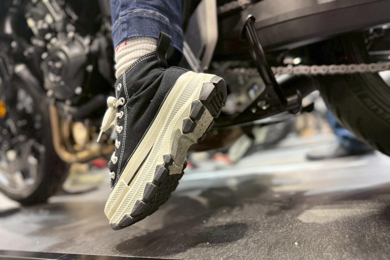 画像4: せんちゃん（161cm）＆えまちゃん（157cm）足つきレポート｜最新モデル15機種をオートバイ女子部の2人が片っ端から跨っていく【大阪モーターサイクルショー2026】