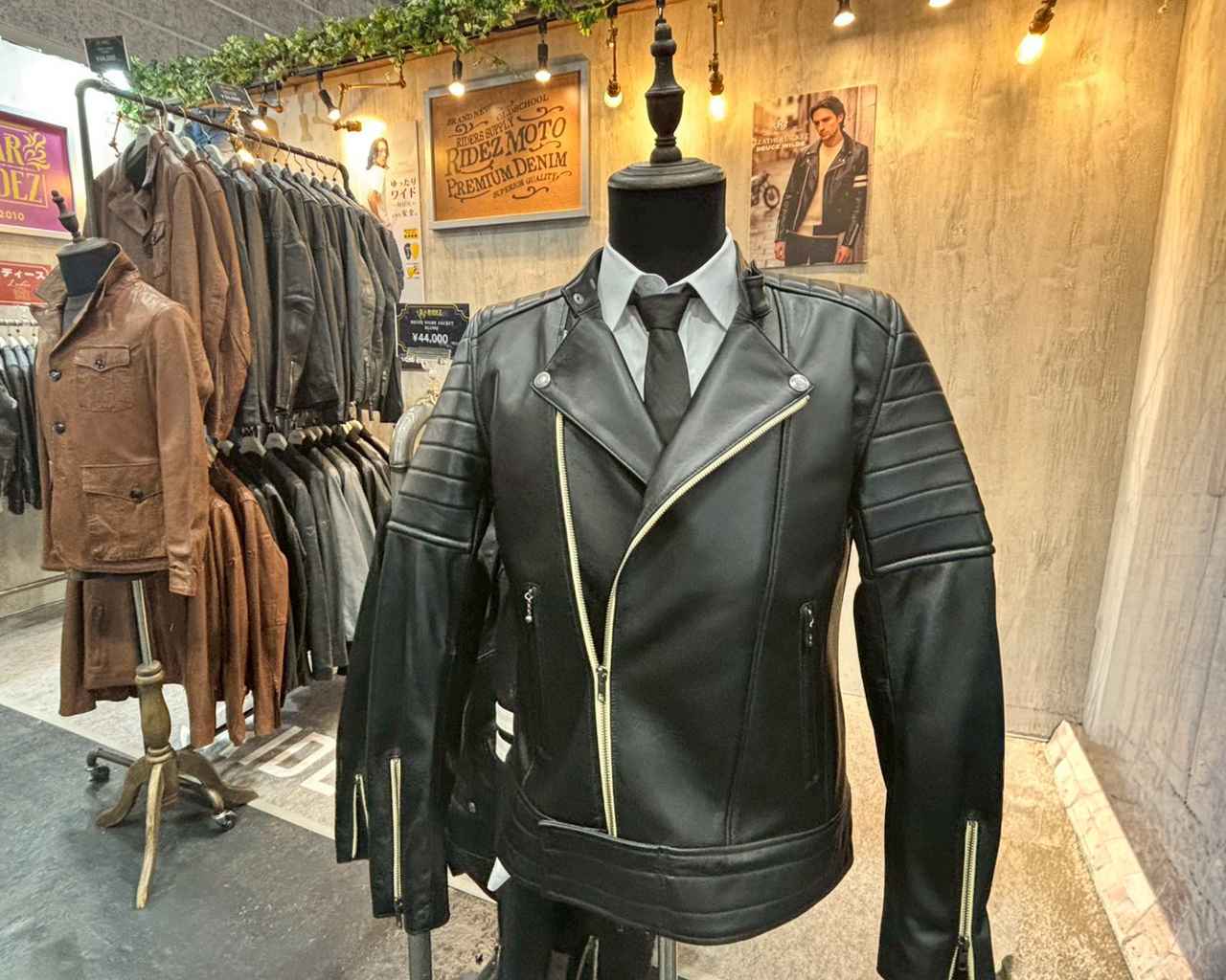 画像1: ▲襟がなく、肩にパイピングが入っているのが「オブリークジャケット」です。