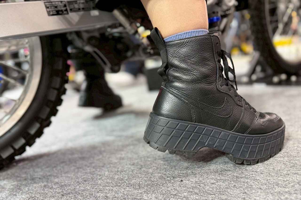 画像16: せんちゃん（161cm）＆えまちゃん（157cm）足つきレポート｜最新モデル15機種をオートバイ女子部の2人が片っ端から跨っていく【大阪モーターサイクルショー2026】