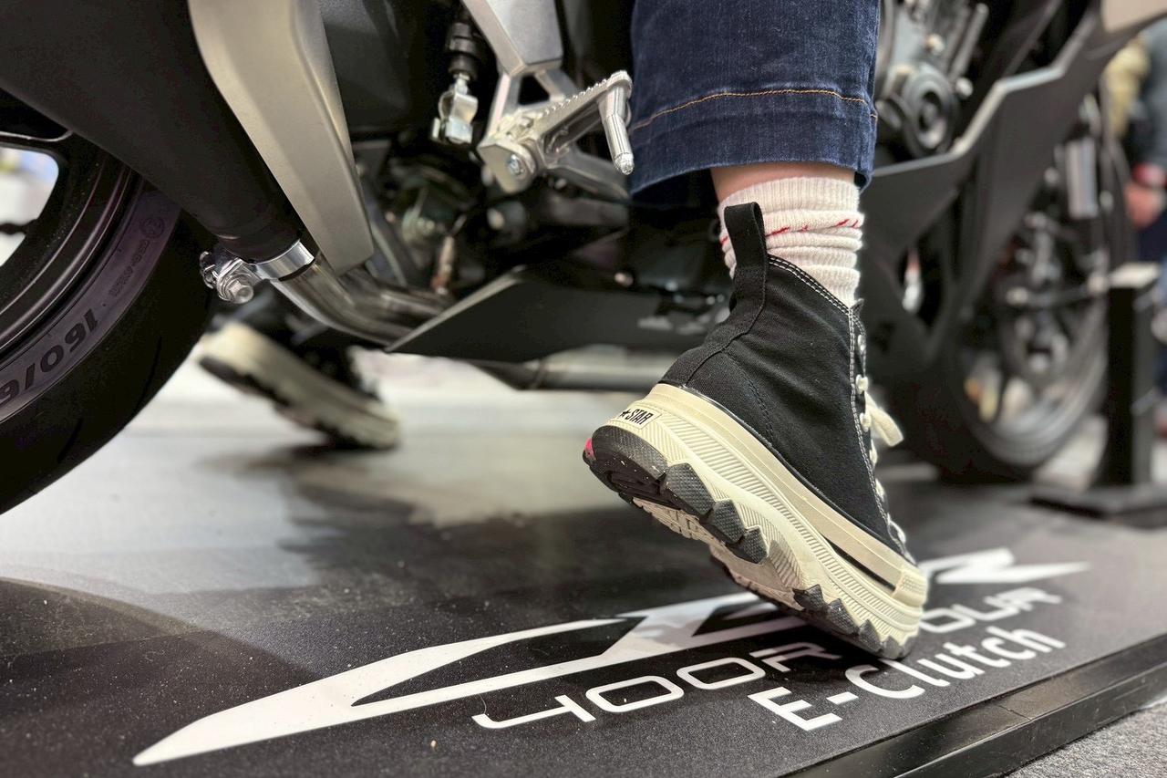 画像6: せんちゃん（161cm）＆えまちゃん（157cm）足つきレポート｜最新モデル15機種をオートバイ女子部の2人が片っ端から跨っていく【大阪モーターサイクルショー2026】