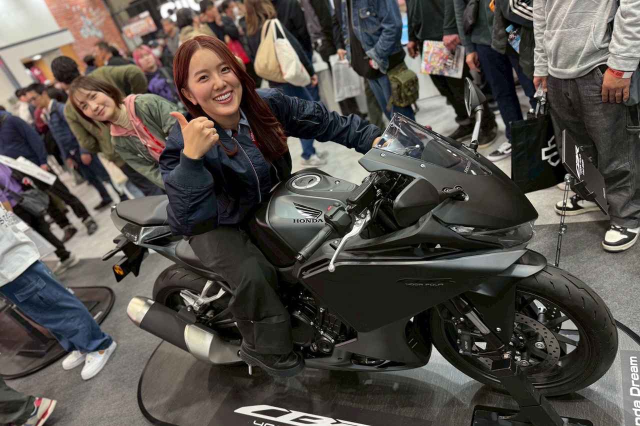 画像7: せんちゃん（161cm）＆えまちゃん（157cm）足つきレポート｜最新モデル15機種をオートバイ女子部の2人が片っ端から跨っていく【大阪モーターサイクルショー2026】