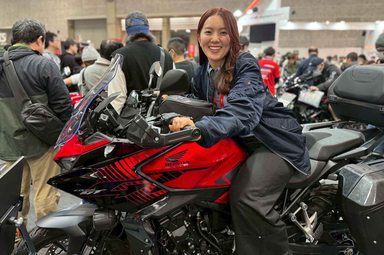 画像1: せんちゃん（161cm）＆えまちゃん（157cm）足つきレポート｜最新モデル15機種をオートバイ女子部の2人が片っ端から跨っていく【大阪モーターサイクルショー2026】