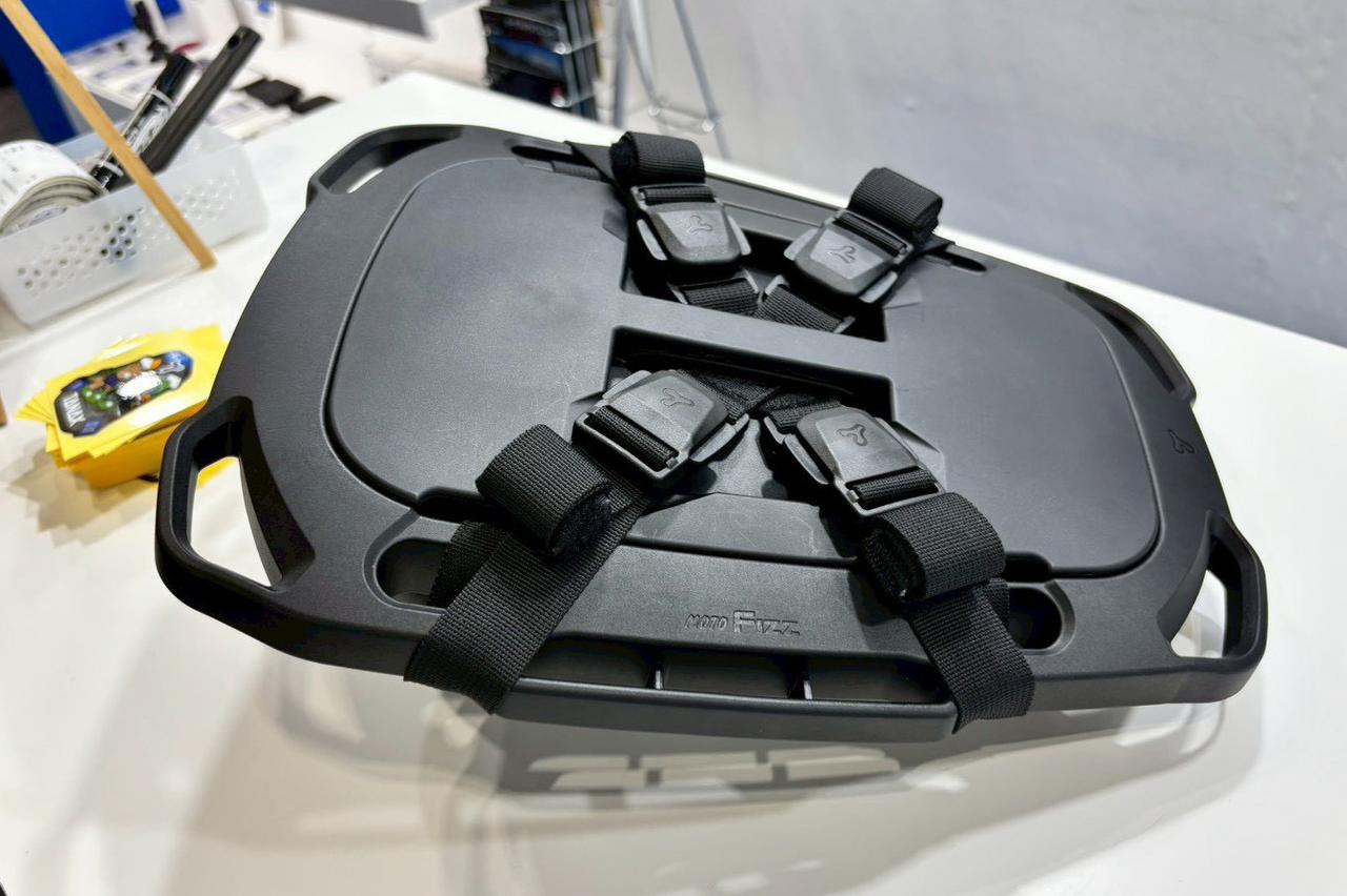 画像1: ▲シートが小さいフルカウルスポーツ系のモデルにバッグを装着可能なベースも新登場。こちらもシートバッグと同タイプのバックルを使用しています。