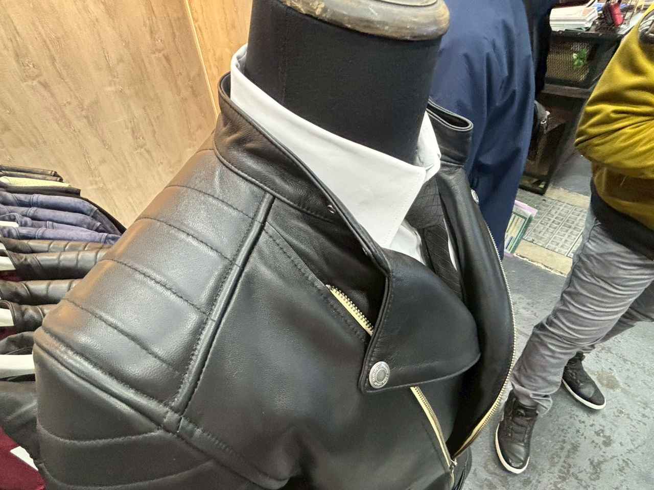 画像2: ▲襟がなく、肩にパイピングが入っているのが「オブリークジャケット」です。