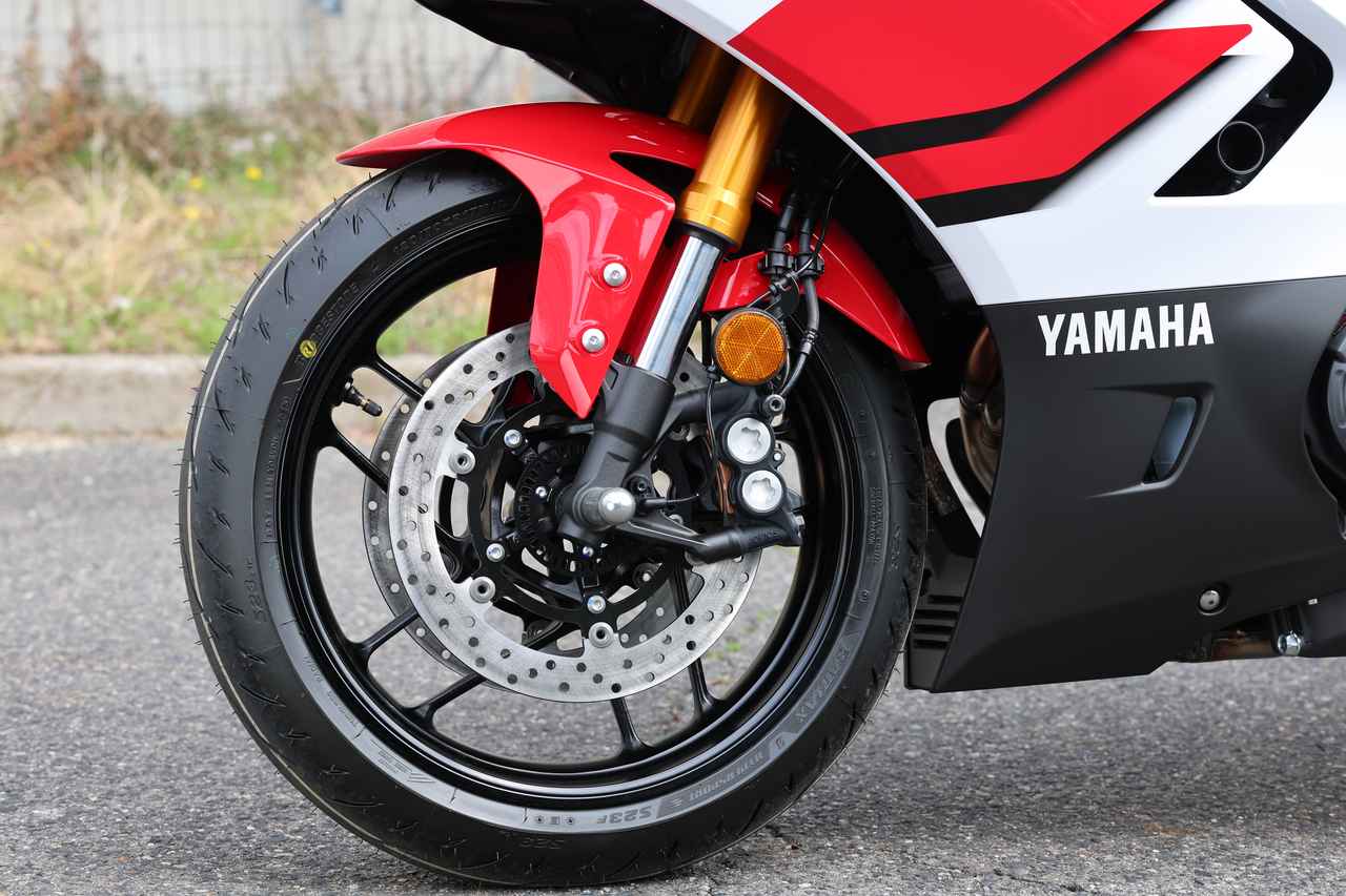 画像: フロントフォークはΦ41mm倒立。今回アルミ製ピストンを採用して約350gの軽量化を達成している。ブレーキキャリパーはラジアルマウント4ポット。