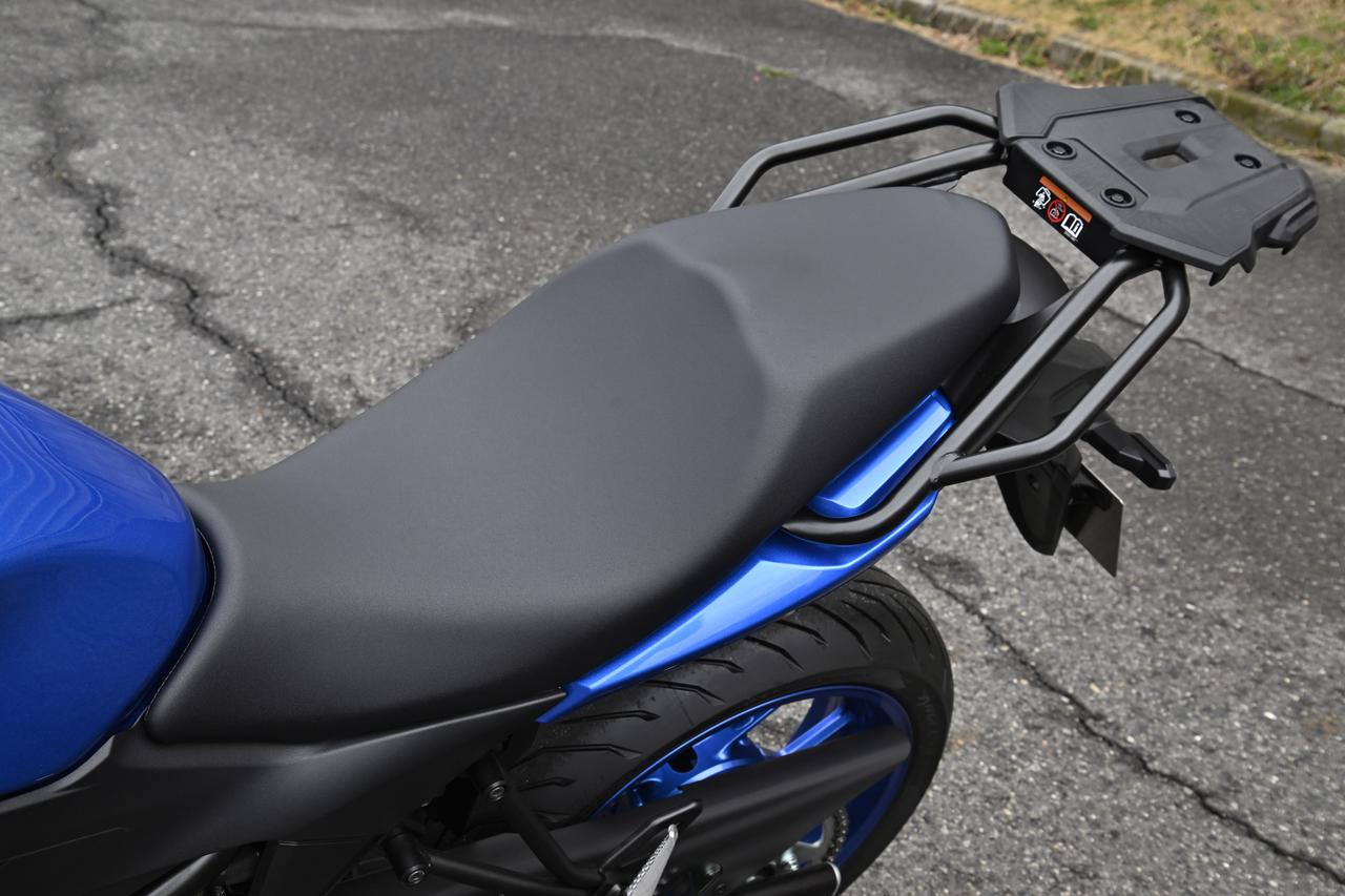 画像: ワンピースのロングシートは滑りにくい表皮を使用。ライダーの座面は前端が絞り込まれており、数うち以上に足つき性は良さそうだ。