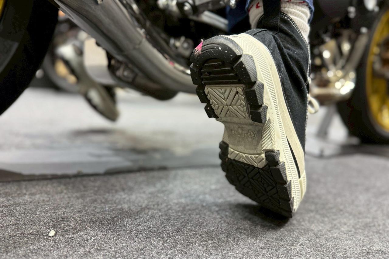 画像26: せんちゃん（161cm）＆えまちゃん（157cm）足つきレポート｜最新モデル15機種をオートバイ女子部の2人が片っ端から跨っていく【大阪モーターサイクルショー2026】