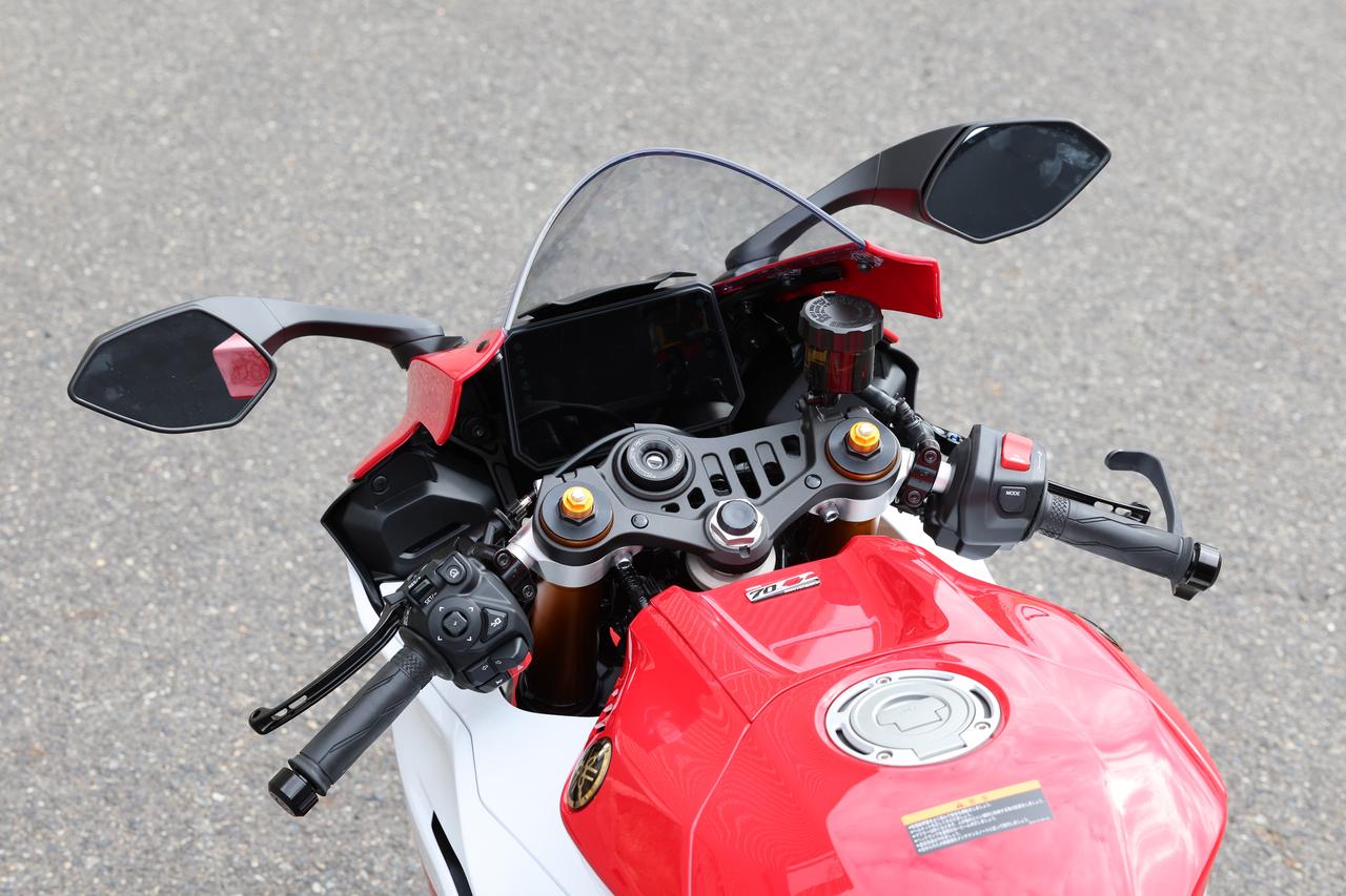 画像: ハンドルはセット位置を変更して前傾の度合いを見直すことで、ライディングポジションの快適性を向上。ブレーキレバー、クラッチレバーはワイズギア製のアクセサリー。