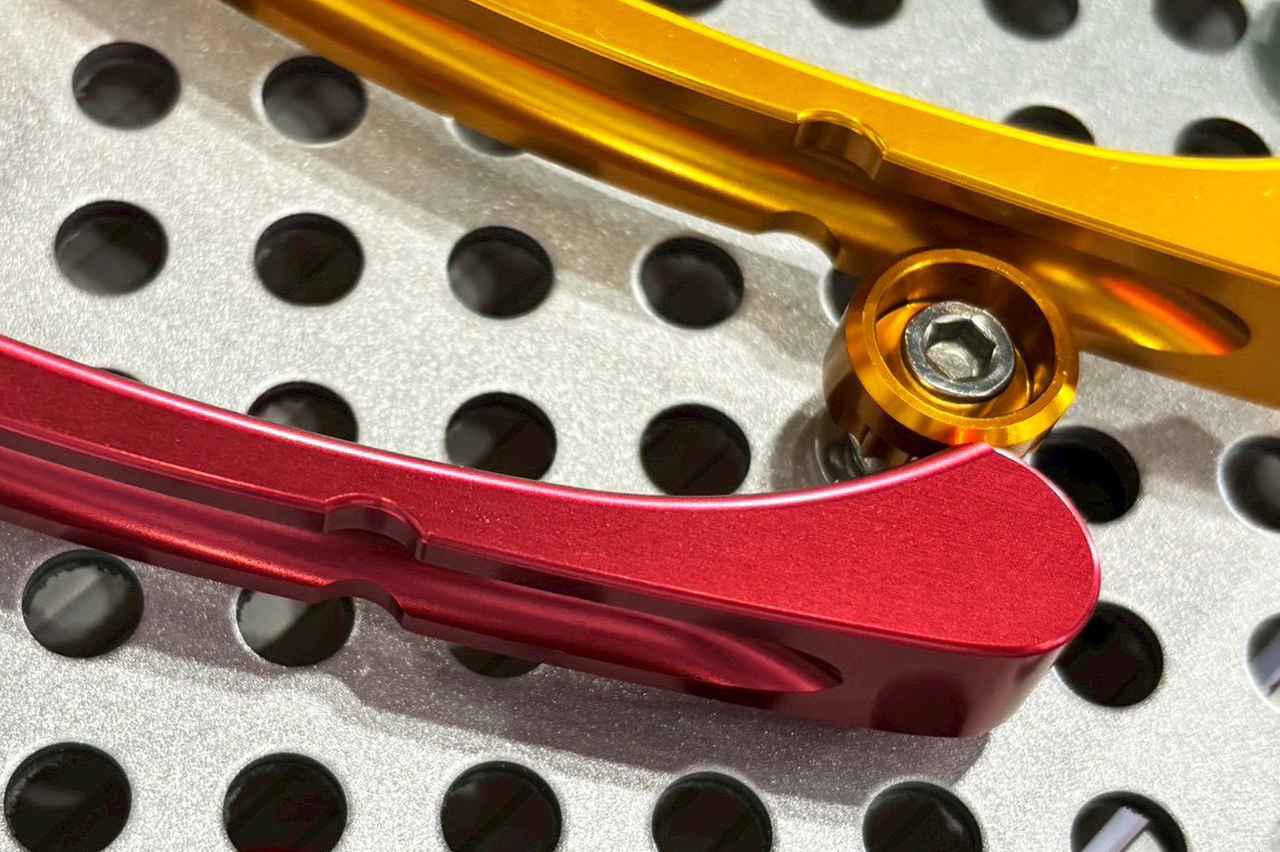 画像: ▲また、すべてのモデルには先っぽの方で衝撃を吸収して折れてくれる溝が彫られているので、万一の転倒でレバーが折れてしまっても運転して帰ることができるつくりとなっています。