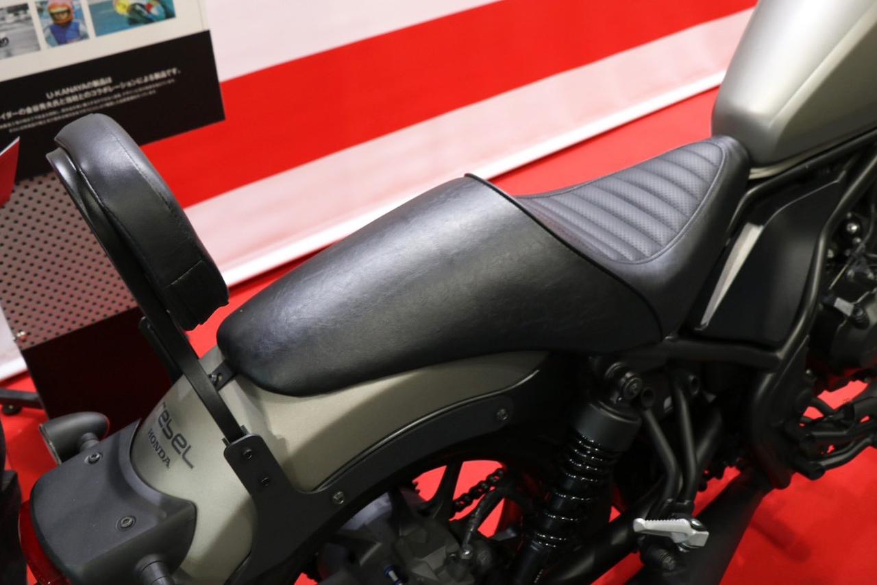 画像: ▲乗り心地を確保しつつ、スタイルを重視した細身の一体型シート。現在参考出品中のモデルだそうです。