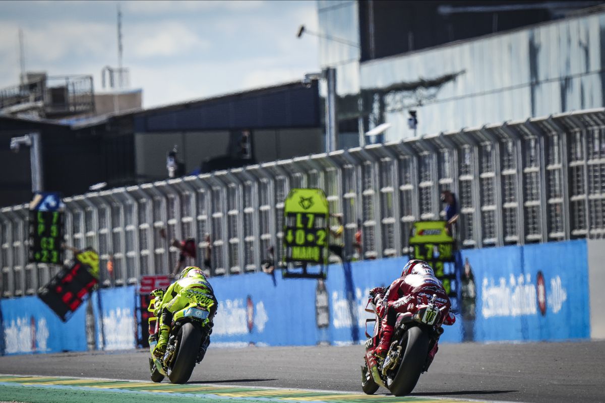 画像: スプリントに続き、再び相まみえたディ・ジャナントニオとマルク・マルケス。