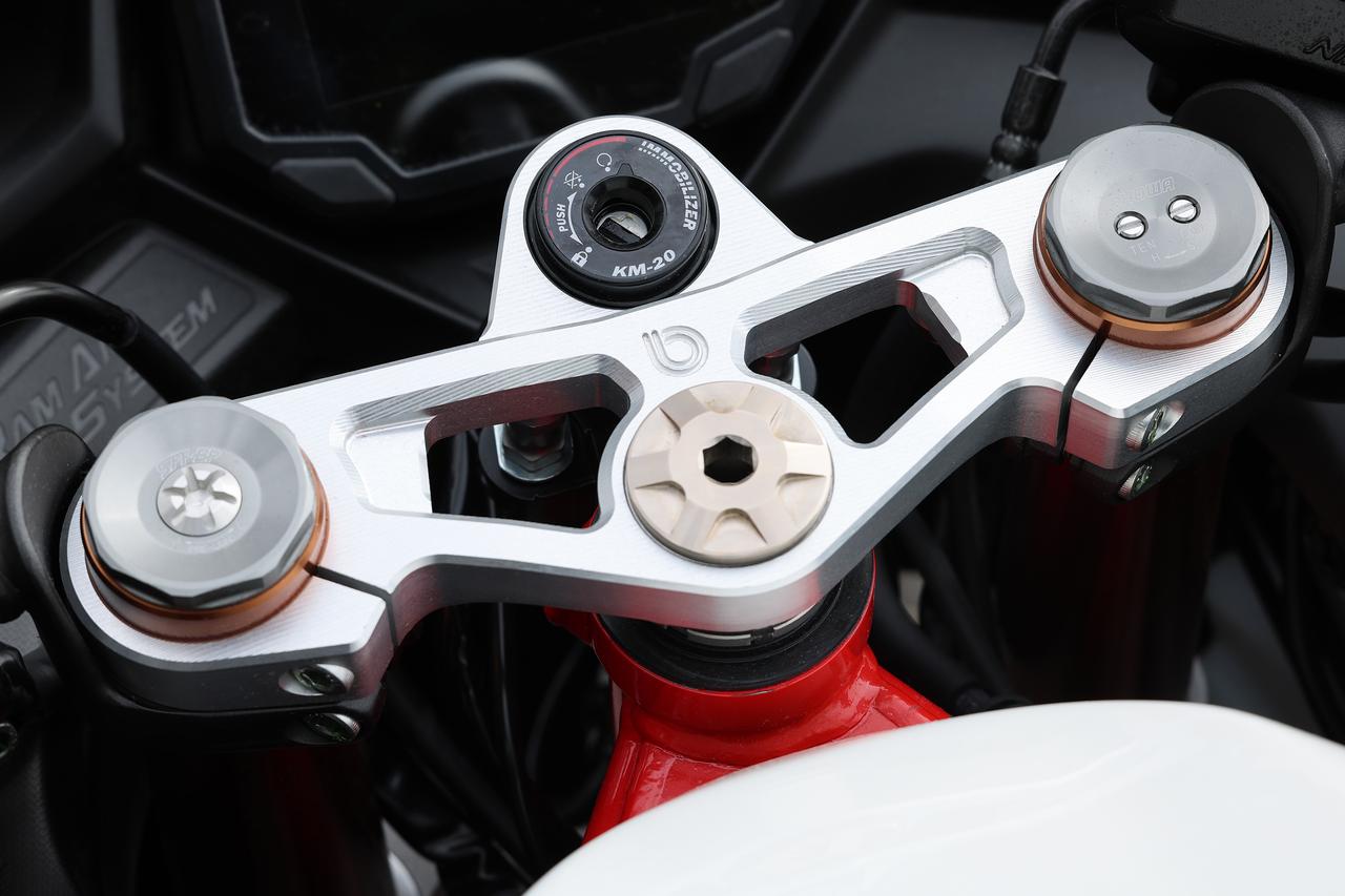 画像1: ▲タンクやディスプレイはNinja ZX-4Rシリーズと共通のものを採用。アルミ削り出しのステムがクイックなハンドリングをもたらす剛性と、コックピットをラグジュアリーに演出する2つの機能をはたしています。