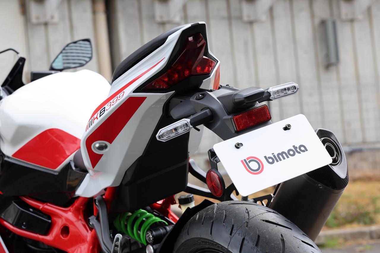 画像3: 前後シートはZX-4RRと同様。テールランプやテールカウルの形状も同様だ。フレームはレッド塗装されていて、タンデムシート下にはETC車載器が収まるくらいのスペースはある。