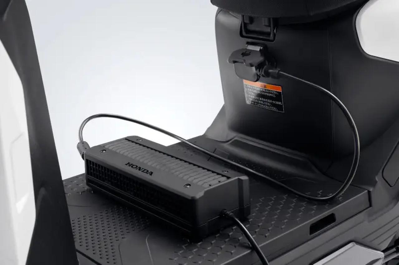 画像2: 新型『ICON e:（アイコンイー）』はシート下にラゲッジスペースあり！ 車載状態で充電もできる!?