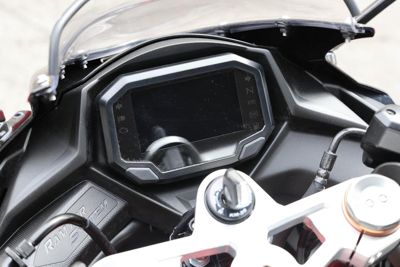 画像2: トリプルクランプはアルミ削り出し。メーターはZX-4RRと同様のカラーTFTだが、スマホ連携には非対応。スイッチボックスはカワサキ車のものを上手に流用している。