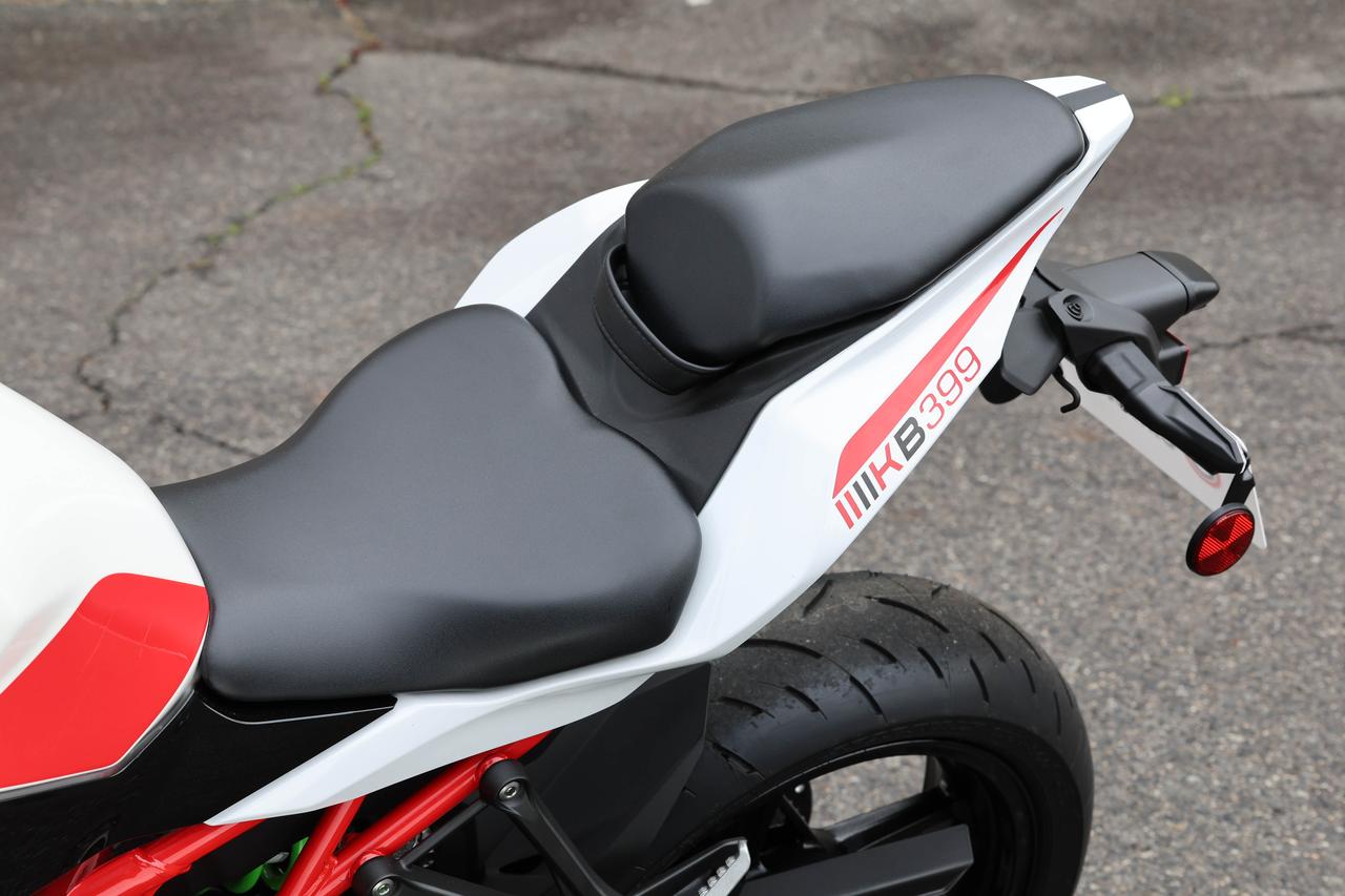 画像1: 前後シートはZX-4RRと同様。テールランプやテールカウルの形状も同様だ。フレームはレッド塗装されていて、タンデムシート下にはETC車載器が収まるくらいのスペースはある。