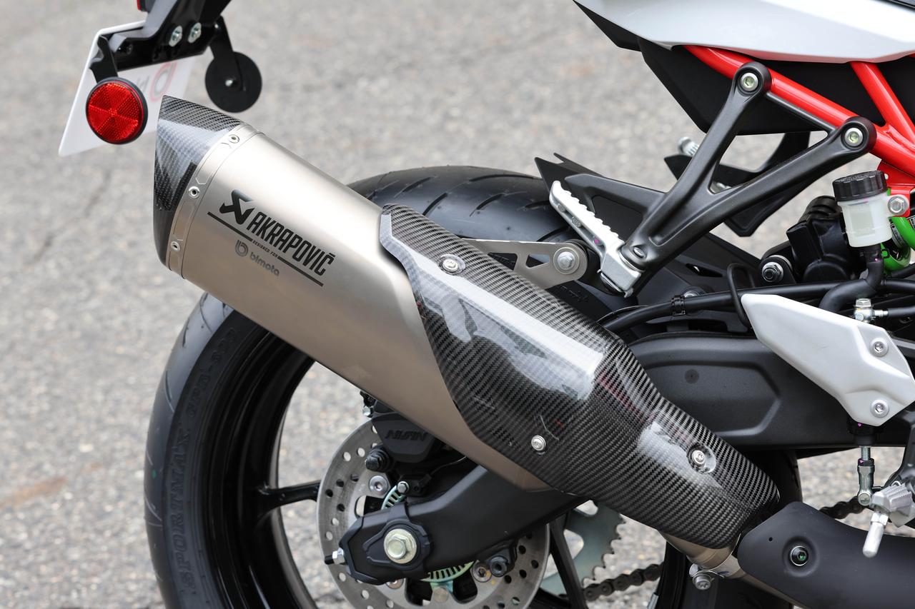 画像1: アクラポビッチ製のチタンサイレンサーを標準装備。ヒートガードやエンドキャップはカーボン製で、サイレンサーにはビモータのロゴも入る。