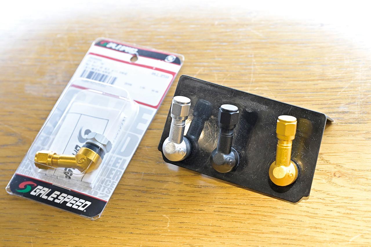 画像: 耐久性や見た目に優れる金属製バルブは近年浸透してきている。横出しなのでエアチェックにも便利だ。ゴム製バルブから交換することができる。