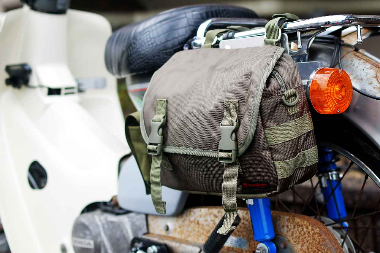 画像: 6リットルサイズのコンパクトなサイドバッグ(デイトナDHS-22)を、チューブ交換まで対応可能なツールバッグとして活用してみるよ。〈若林浩志のスーパー・カブカブ・ダイアリーズ Vol.197〉 - webオートバイ