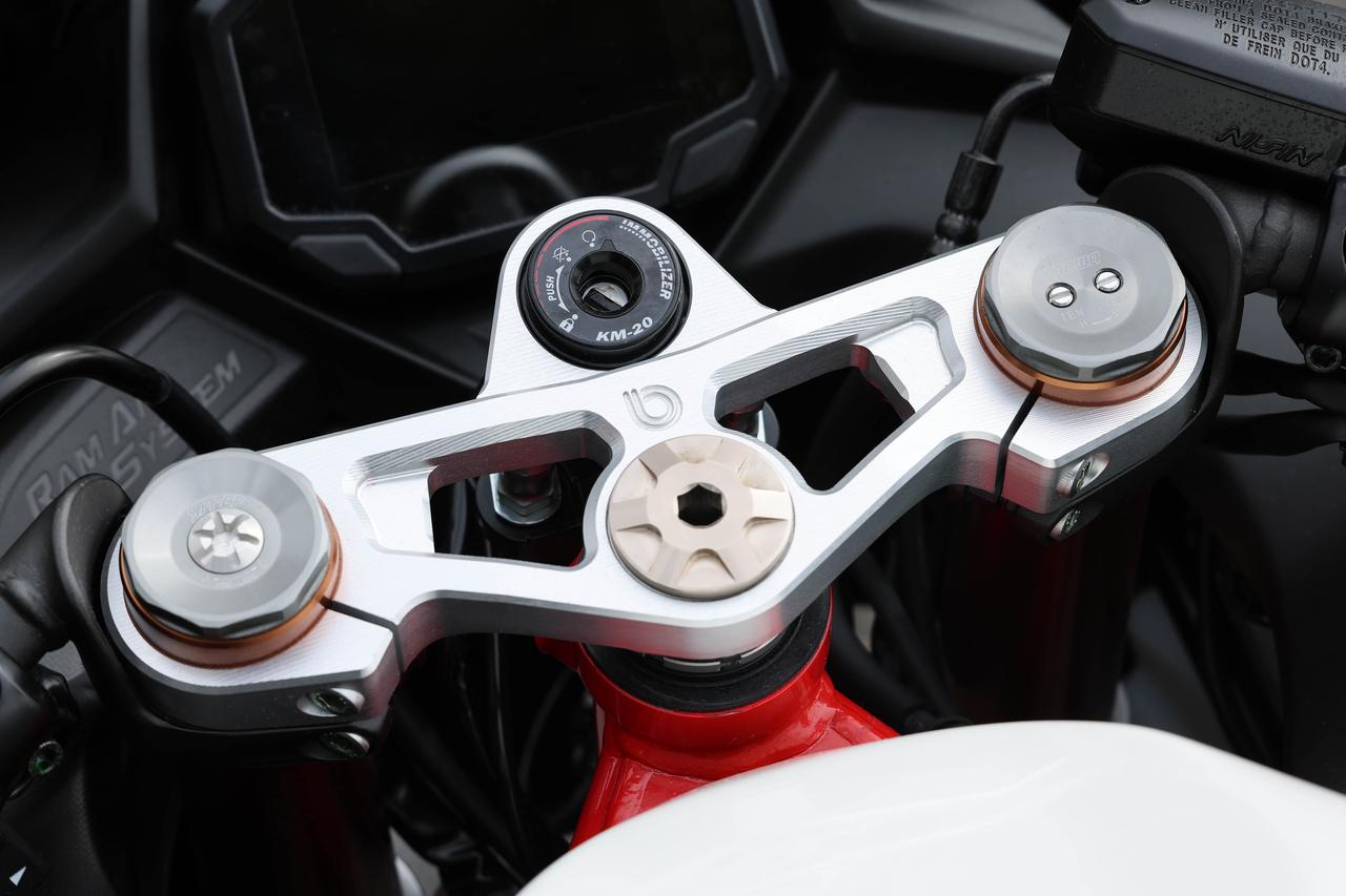 画像3: トリプルクランプはアルミ削り出し。メーターはZX-4RRと同様のカラーTFTだが、スマホ連携には非対応。スイッチボックスはカワサキ車のものを上手に流用している。