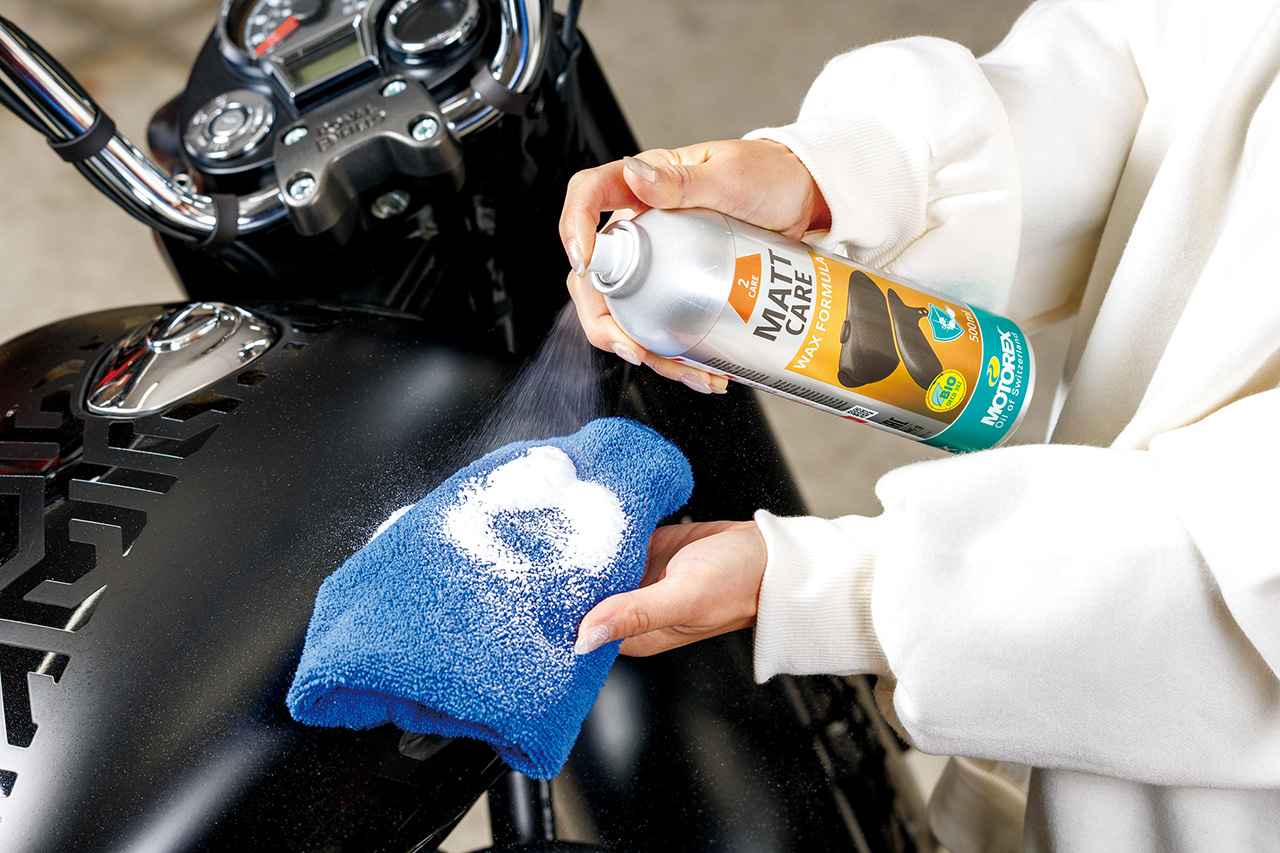 画像: MOTOREX マットケア 税込価格:3630円 容量:500ml 販売元: デイトナ 噴射した量が判りやすいフォーミングタイプで、付けすぎによる無駄な消耗や垂れを抑えられる。